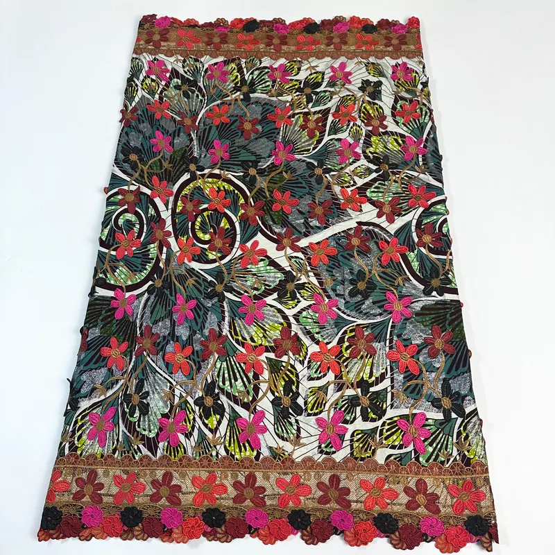 Imprimé floral brodé — Rouge, vert et noir
