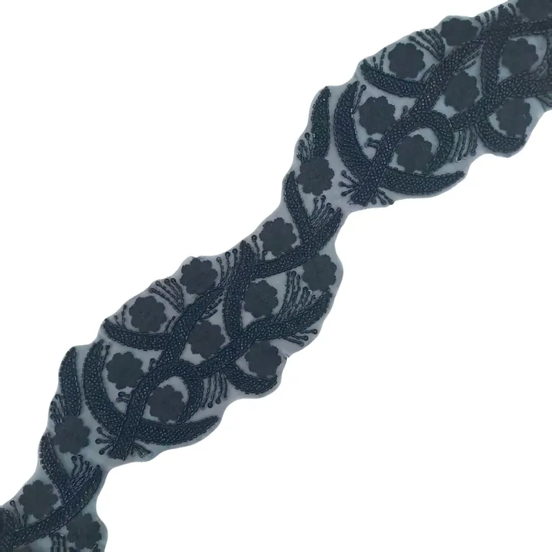 Lace yenye maua, mikunjo na madoido — Mifano ya nyeusi, nyeupe na dhahabu