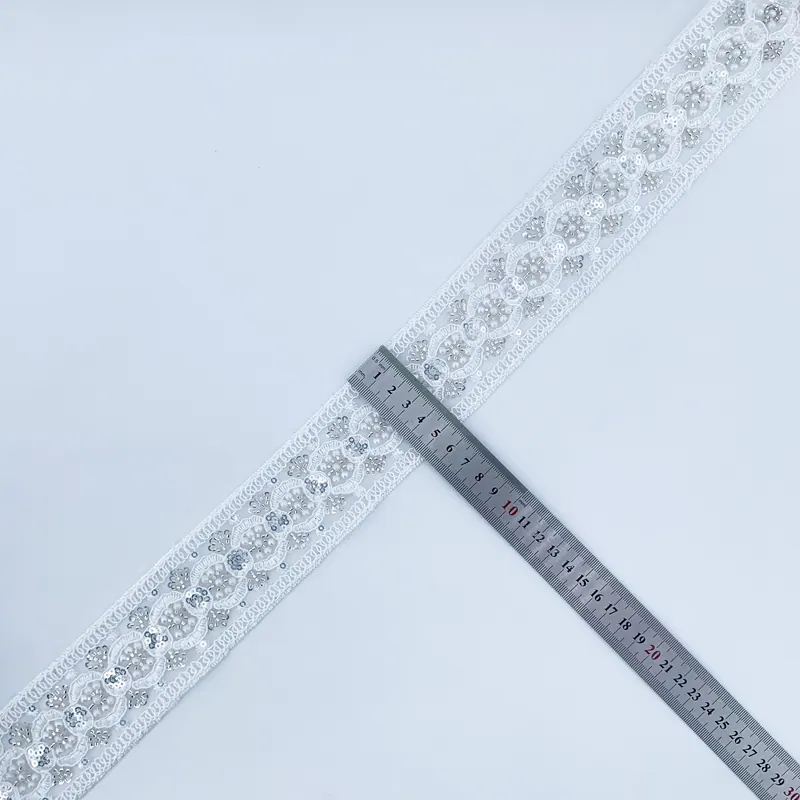 Galão de renda branca ornamentada · 06 — Branco e prateado