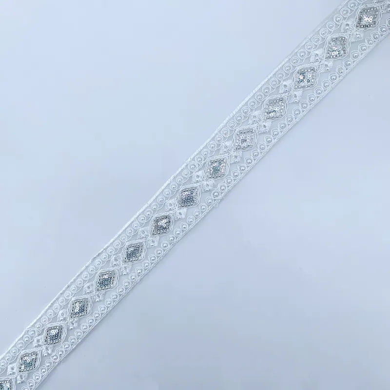 Lace nyeupe yenye mapambo · 18 — Nyeupe na fedha