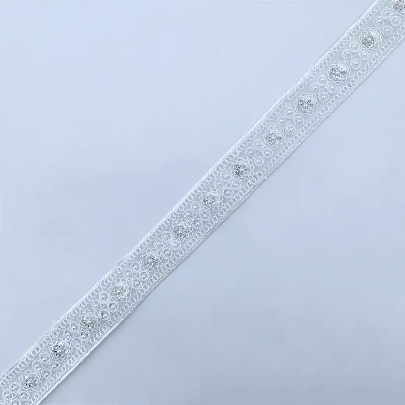 Lace nyeupe yenye mapambo · 19 — Nyeupe na fedha