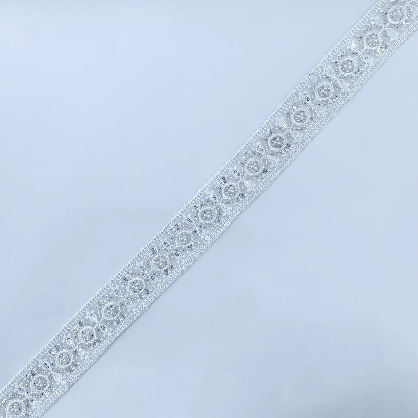Utepe wa lesi nyeupe wa petali